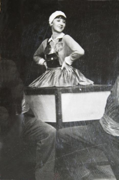 Дебют Рины Зеленой состоялся в годы Гражданской войны где-то под..0