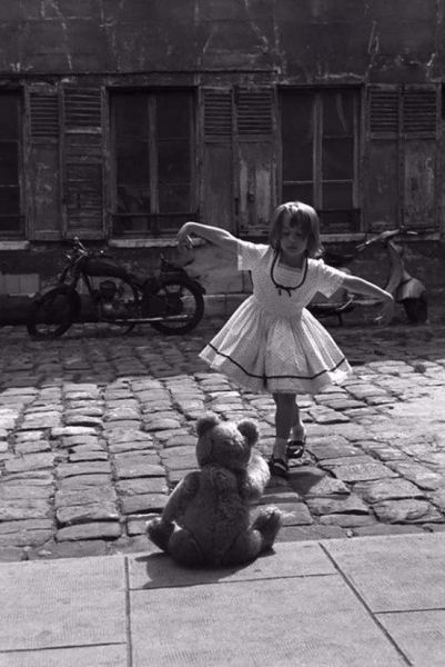 Девочка танцует перед своим мишкой. Париж. 1961 год
Больше..0