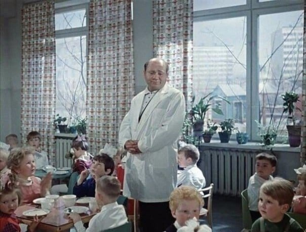 Евгений Леонов в роли заведующего детским садиком на съёмках..0