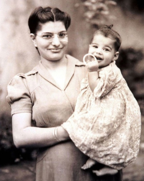 Фредди Меркьюри (Фаррух Булсара) с матерью Джер, 1947 год
Больше..0