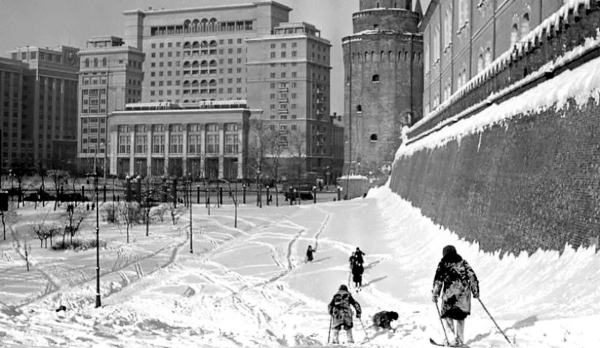 Горки в Александровском саду перед войной(зима 1941г.). Там, где..0