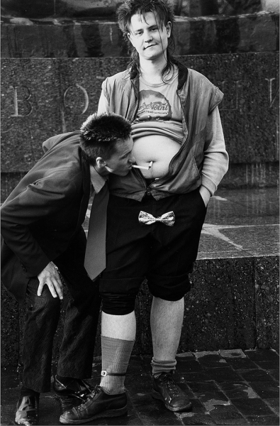 Хенк из группы «Чудо-юдо» и прикуривающий от его пупка Гарик..0