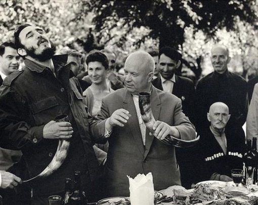Хрущев и Кастро в Грузии, 1963 год.
..0