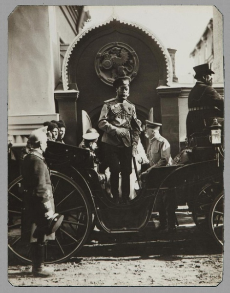 Император Николай II у палат бояр Романовых, 1913 год.
Больше..0