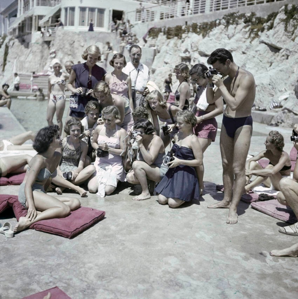 Юная Элизабет Тейлор позирует на пляже, 1950 год.
Больше..0