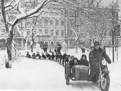 Катание детей. Вологда. СССР. 1950-е. 
..0