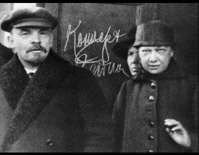 Ленин смотрит на тебя с Надеждой...
..0
