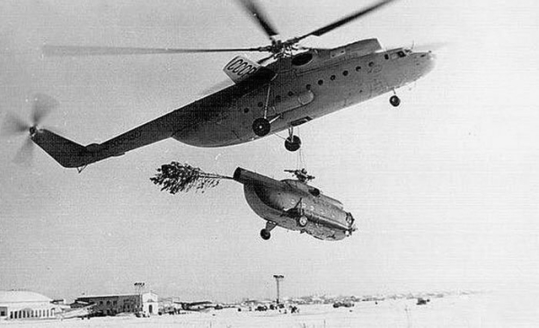 Ми-6 транспортирует повреждённый при аварии Ми-8. Сосну решили..0