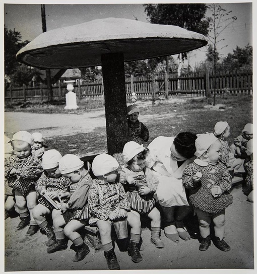 На прогулке под грибочком, фото Е.Халдея, 1950-й год.
Больше..0