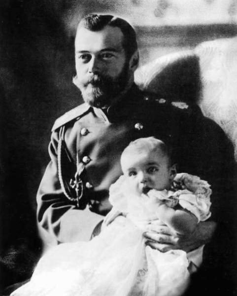 Николай II с сыном Алексеем, 1905 год.
..0