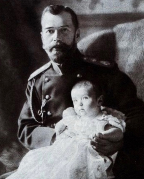 Николай II с сыном Алексеем, 1905 год.
..1