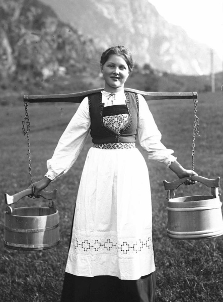 Норвежская девушка с коромыслом. 
Hordaland. 1908.
Больше исторических..0