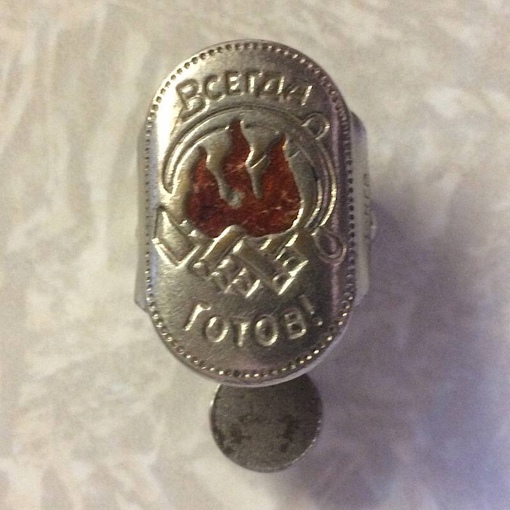 Пионерский галстук сперва не завязывали на узел, а скрепляли..0