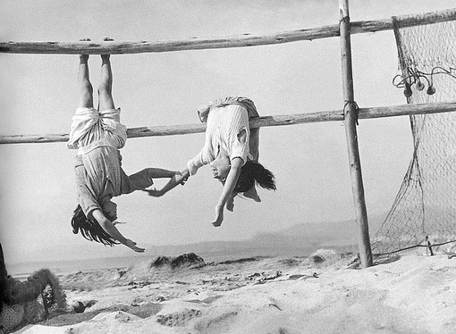 Работы чилийского фотографа Sergio Larrain (1931-2012).
Больше исторических..9