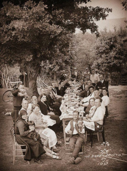 Раньше такие застолья были нормой...
..0