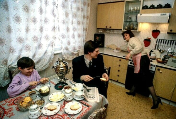 Семья советского инженера. фото Криса Ниденталя, Москва, СССР,..0