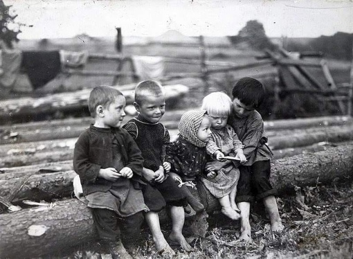 Снимок вятского фотографа Сергея Лобовикова. 
Крестьянские дети,..0