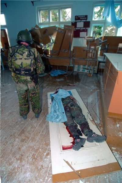 Спецназ ФСБ после штурма бесланской школы. Беслан, Осетия, 3..3