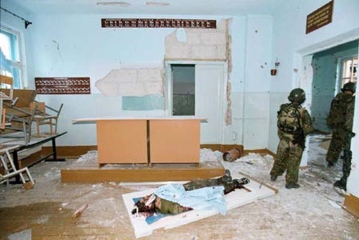 Спецназ ФСБ после штурма бесланской школы. Беслан, Осетия, 3..4