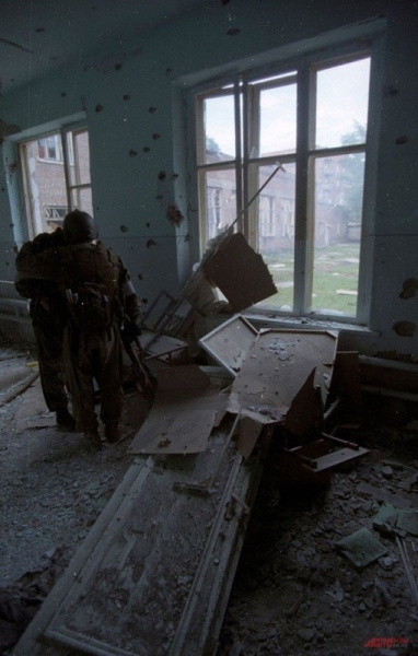 Спецназ ФСБ после штурма бесланской школы. Беслан, Осетия, 3..1