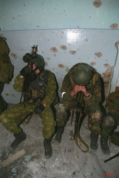 Спецназ ФСБ после штурма бесланской школы. Беслан, Осетия, 3..5