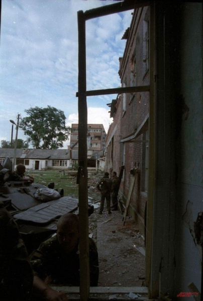 Спецназ ФСБ после штурма бесланской школы. Беслан, Осетия, 3..0