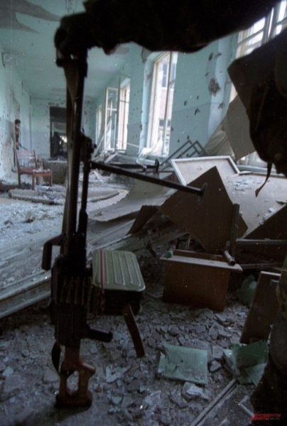 Спецназ ФСБ после штурма бесланской школы. Беслан, Осетия, 3..2