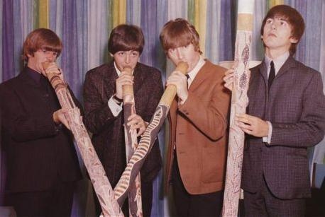The Beatles учатся играть на диджериду (музыкальный инструмент..0