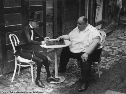 Толстый играет в шашки против тощего, 1932 год.
Больше исторических..0