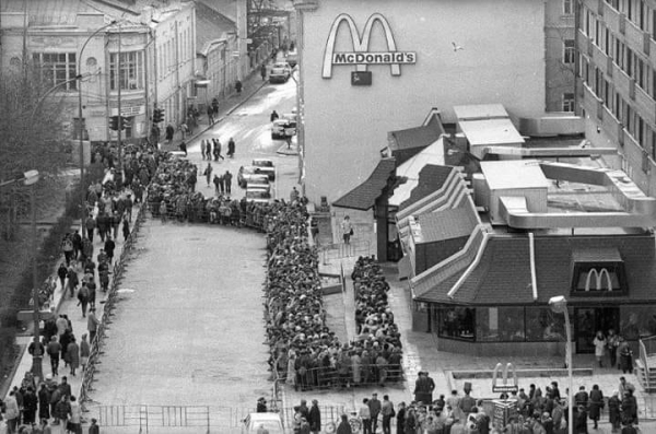В Макдональдс за вкусными бургерами) 1990, Москва. Фото Александра..0