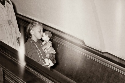 В московском метро, 1957 год. 
Фотограф: Леонар Джанадда.
Больше..0