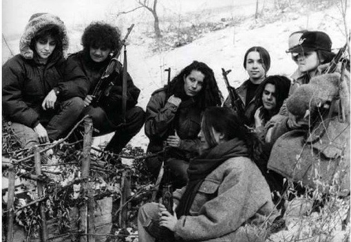 Женское подразделение боснийской армии в Зусе, Босния, зима 1992..0