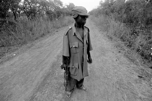 12-летний солдат Омодинг Мусамис автоматом Калашникова..0