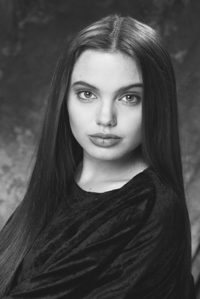 18-летняя Анджелина Джоли (1993)
..0