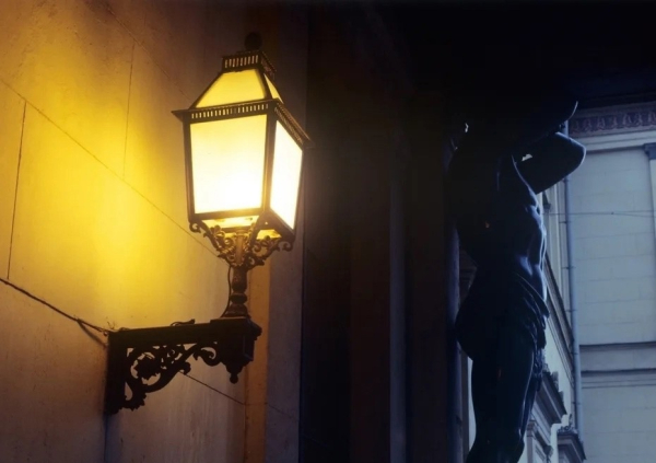 23 сентября 1873 годав Петербурге вместо керосиновых ламп зажглись..0