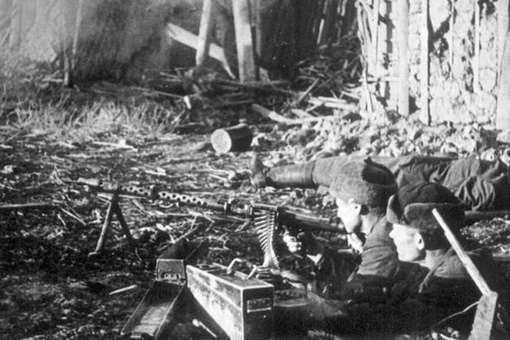 9 ноября 1942. Ополченцы братья Климовы в Сталинграде с отбитым у..0
