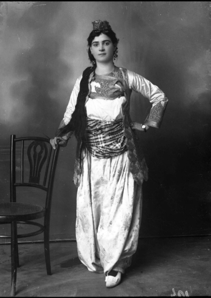 Албанская девушка , 1900 г .
..0