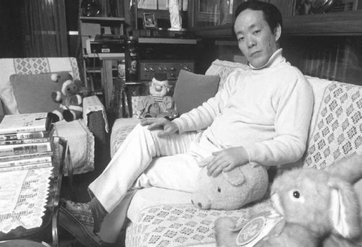 Бывший каннибал, а ныне ресторанный критик. Не для слабонервных.
..0