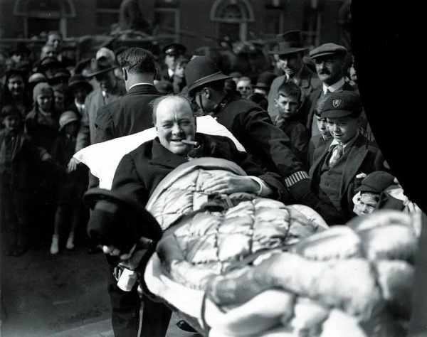 Черчилля несут на носилках после того, как его сбила машина,..0