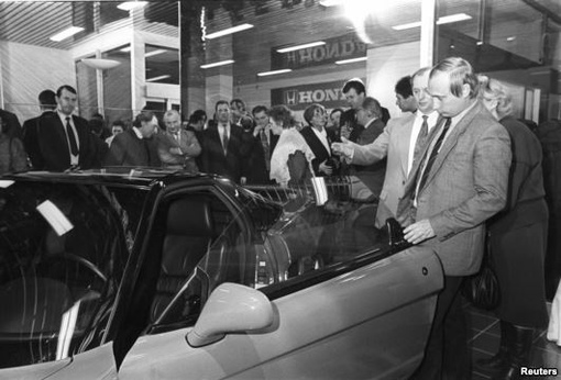 Чиновник из городской администрации рассматривает новейший Honda..0