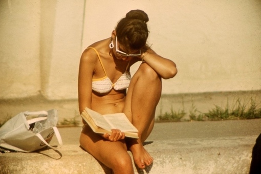 Девушка читает на пляже . Сочи , 1986 г .
..0