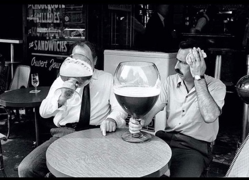 Двое мужчин пьют пиво в кафе . Бельгия , 1971 г .
Больше исторических..0