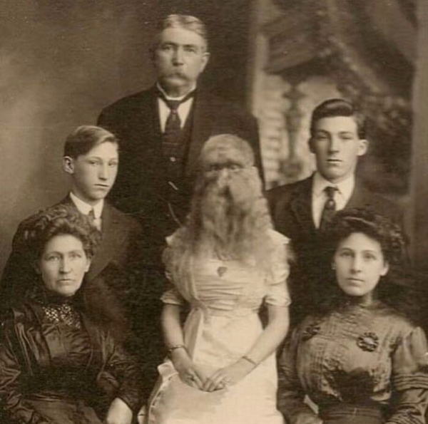 Элис Доэрти с членами семьи, 1900-е. С самого детства Элис страдала..0