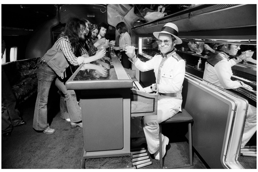 Элтон Джон путешествует на своем частном самолете с пиано-баром,..0