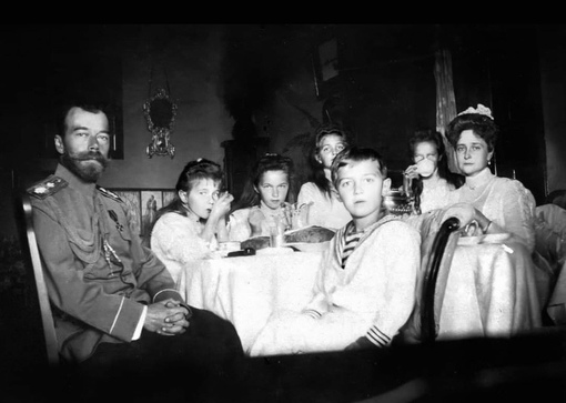 Император Николай II с семьёй . Санкт-Петербург , 1910 г .
Больше..0