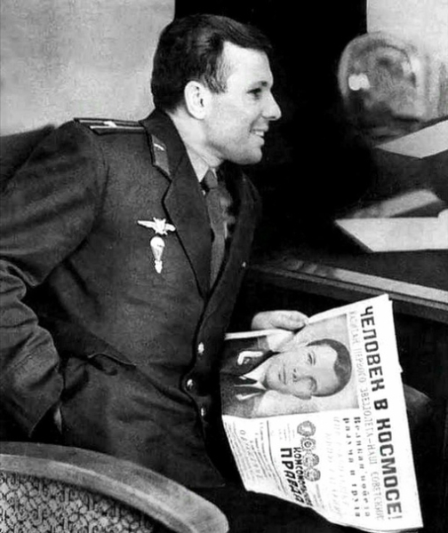 Юрий Гагарин держит в руках статью о первом человеке в космосе ...0