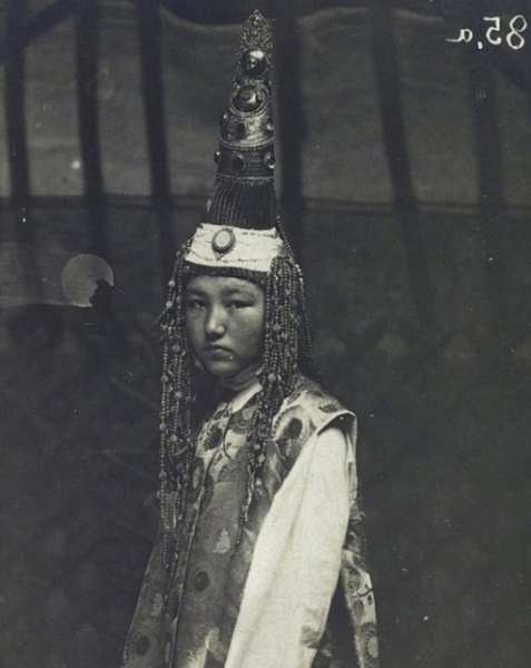 Казахская девушка в свадебном наряде и в традиционном головном..0