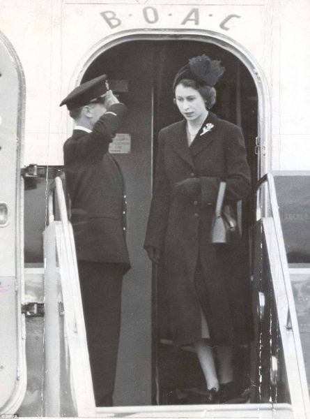 Королева Елизавета ll прилетела в Англию после смерти своего..0