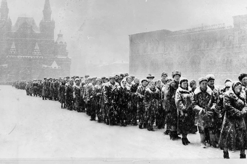 Москва, Красная площадь, 1959 год. Очередь в Мавзолей
Больше..0