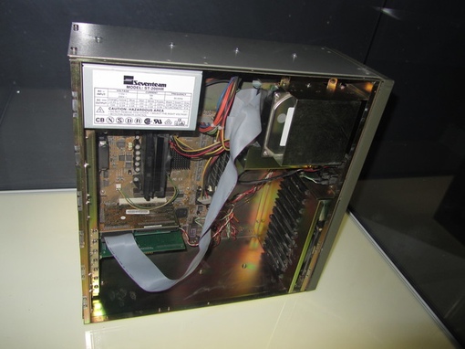 Первый сервер Яндекса: Pentium II - 233 МГц, 384 Mb оперативной памяти. 1997..0